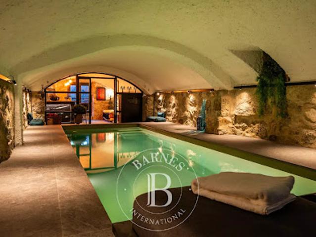 Propriété avec piscine et jardin