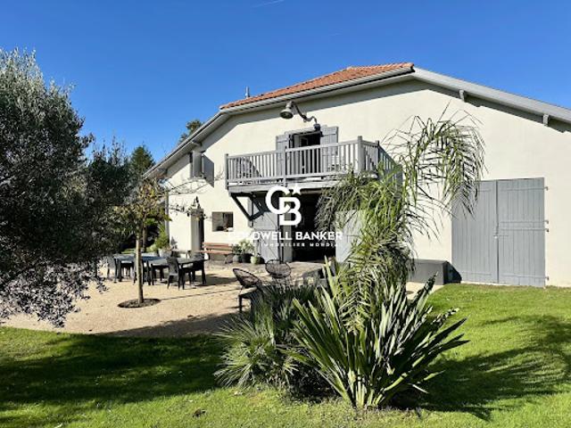 Propriété avec piscine et jardin