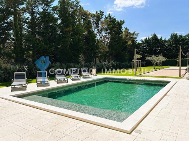Propriété avec piscine et jardin