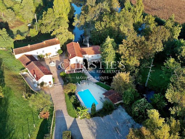 Propriété avec piscine et jardin