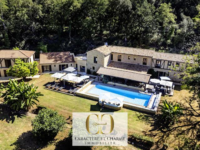 Propriété avec piscine et jardin