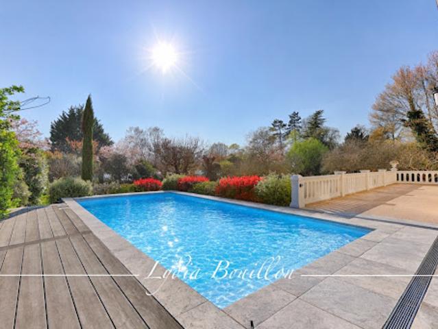 Propriété avec piscine et jardin