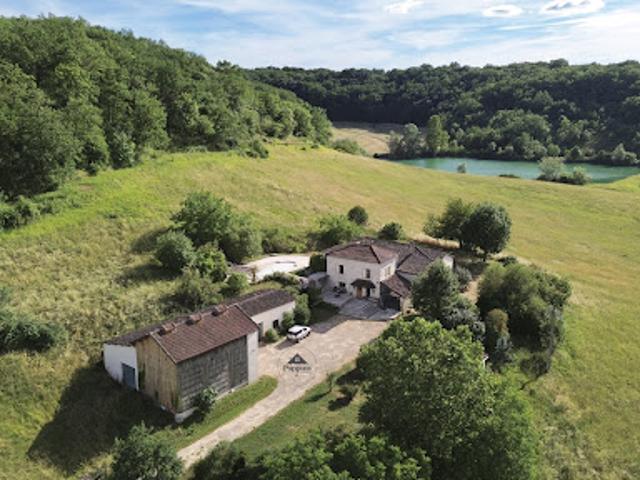 Propriété avec piscine et jardin
