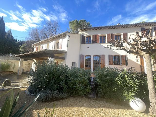 Propriété avec piscine et jardin