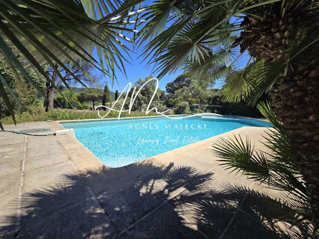 Propriété avec piscine et jardin