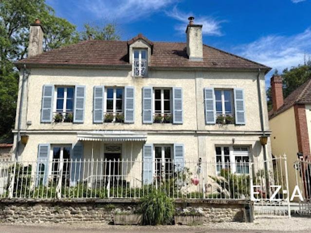 Propriété avec piscine et jardin