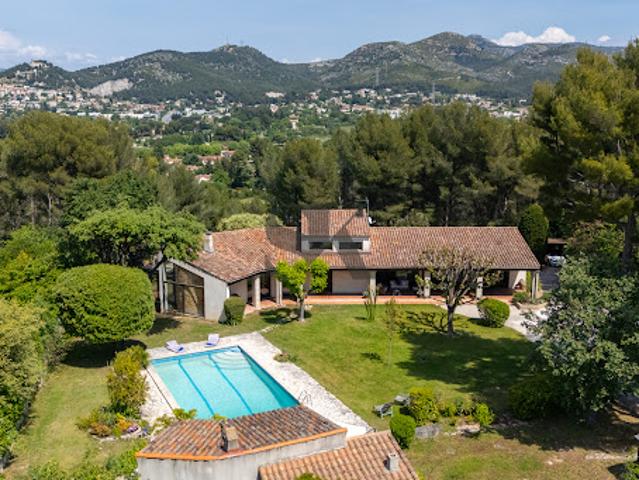 Propriété avec piscine et jardin