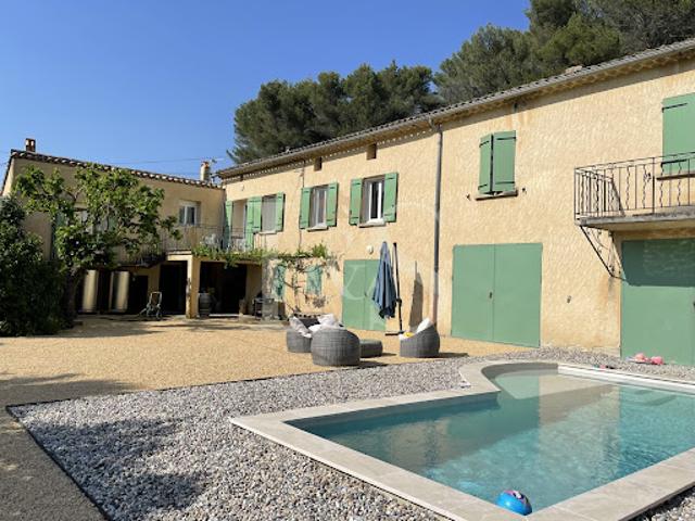 Propriété avec piscine et jardin