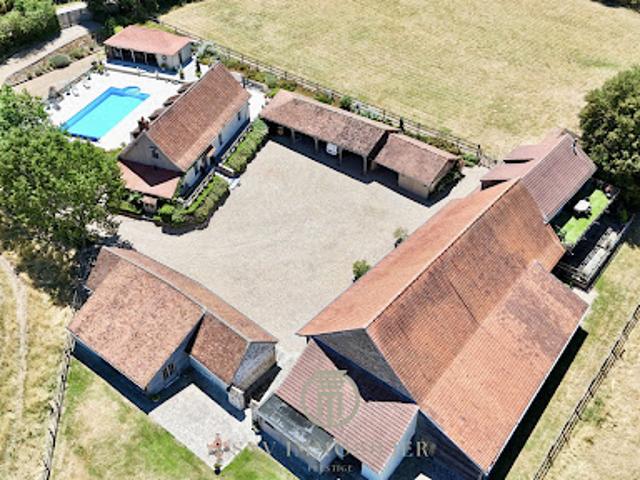 Propriété avec piscine et jardin