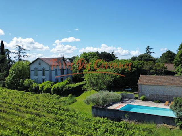 Propriété avec piscine et jardin