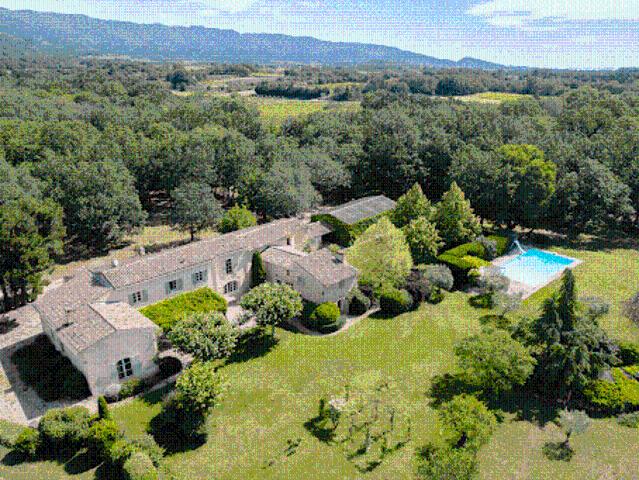 Propriété avec piscine et jardin