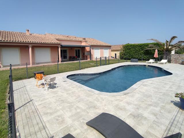 Propriété avec piscine et jardin