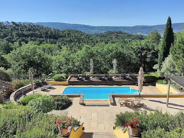 Propriété avec piscine et jardin