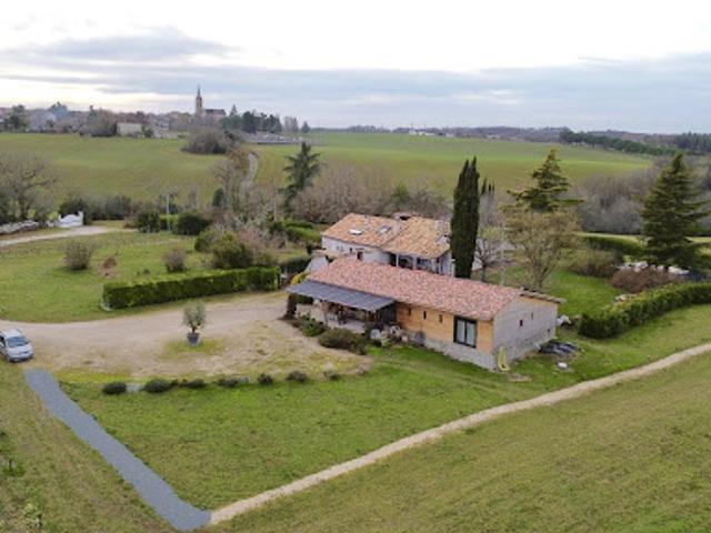 Propriété avec piscine et jardin
