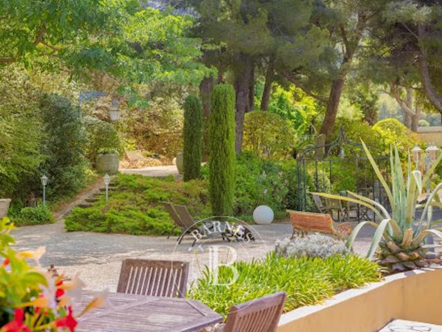Propriété avec piscine et jardin