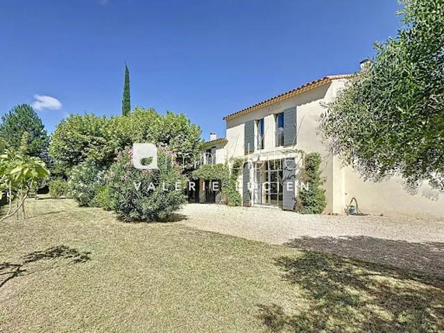 Propriété avec piscine et jardin