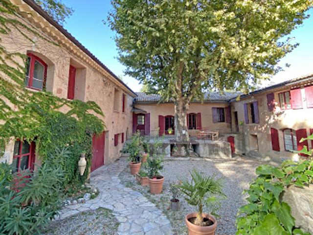 Propriété avec piscine et jardin