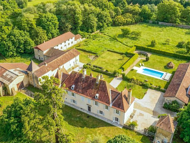 Propriété avec piscine et jardin