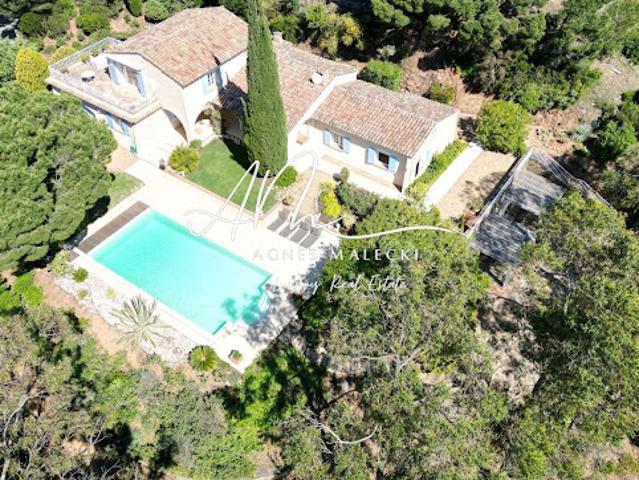 Propriété avec piscine et jardin