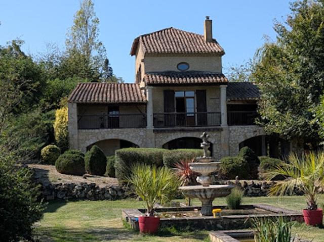 Propriété avec piscine et jardin
