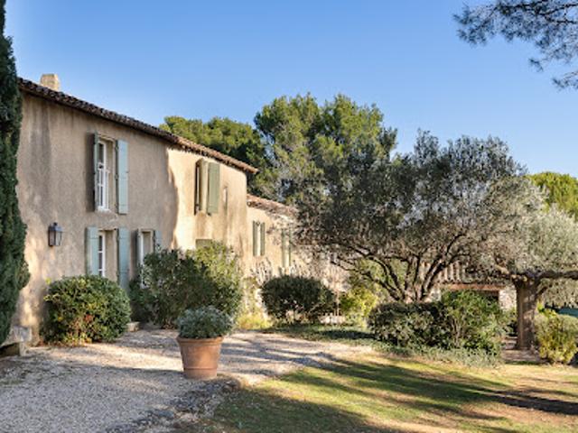 Propriété avec piscine et jardin