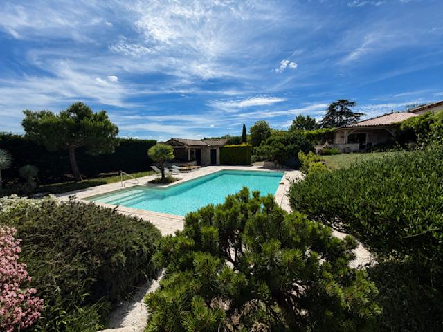 Propriété avec piscine et jardin