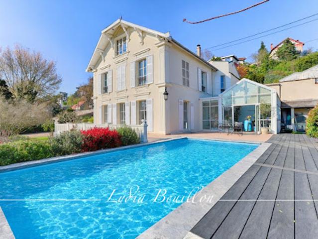 Propriété avec piscine et jardin