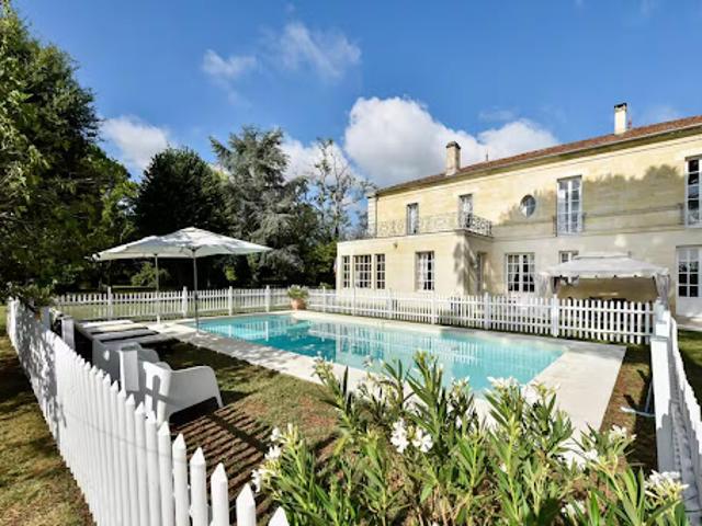Propriété avec piscine et jardin