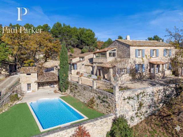Propriété avec piscine et jardin