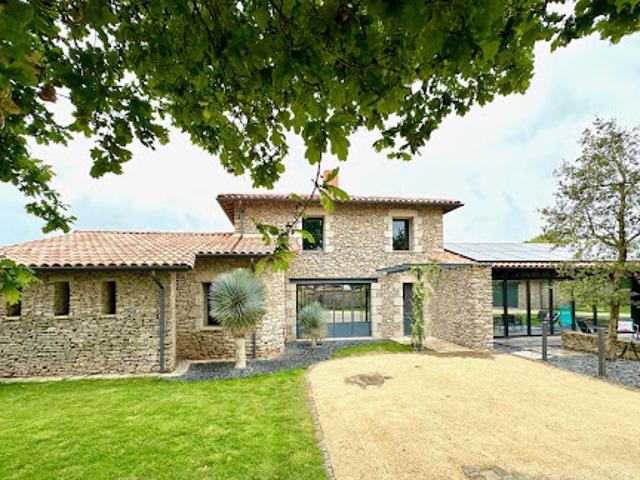Propriété avec piscine et jardin