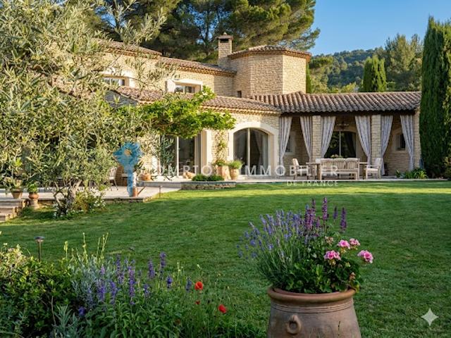 Propriété avec piscine et jardin