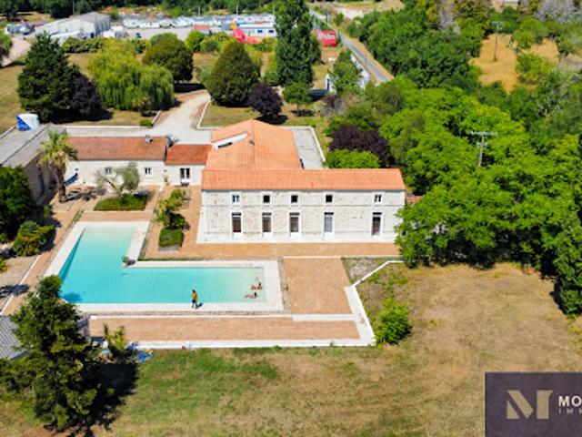 Propriété avec piscine et jardin