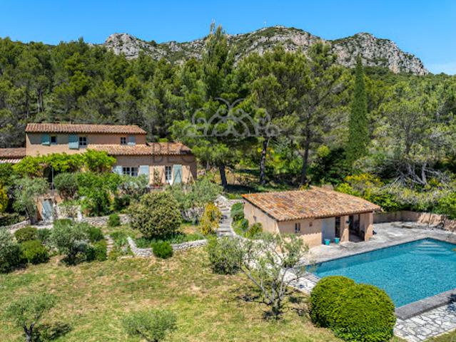 Propriété avec piscine et jardin