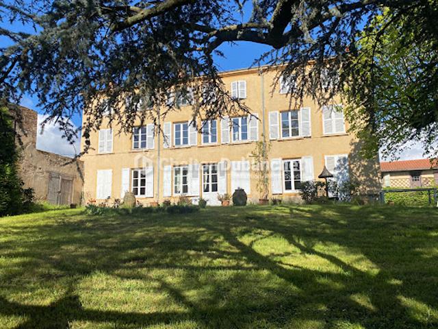 Propriété avec piscine et jardin
