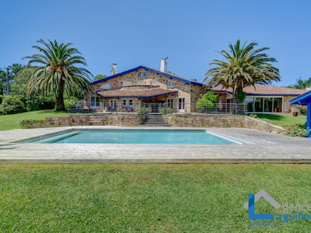 Propriété avec piscine et jardin