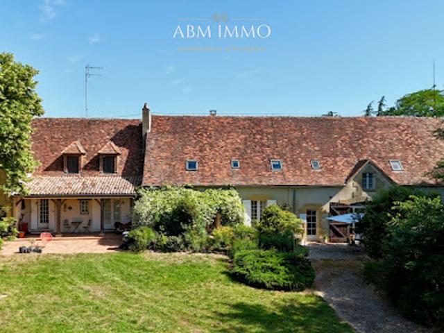 Propriété avec piscine et jardin