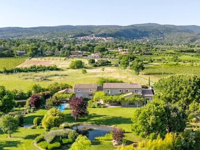 Propriété avec piscine et jardin