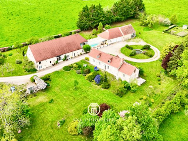 Propriété avec piscine et jardin