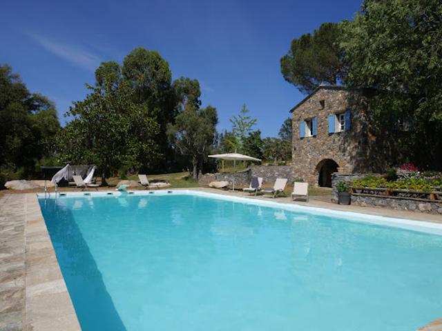 Propriété avec piscine et jardin