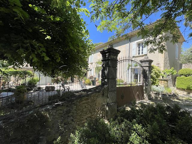 Propriété avec piscine et jardin