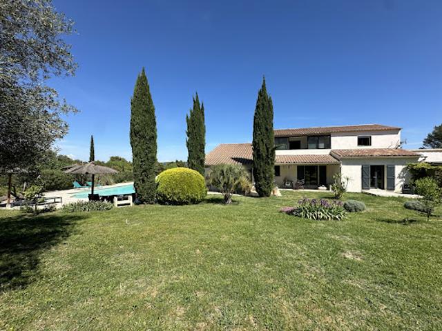 Propriété avec piscine et jardin