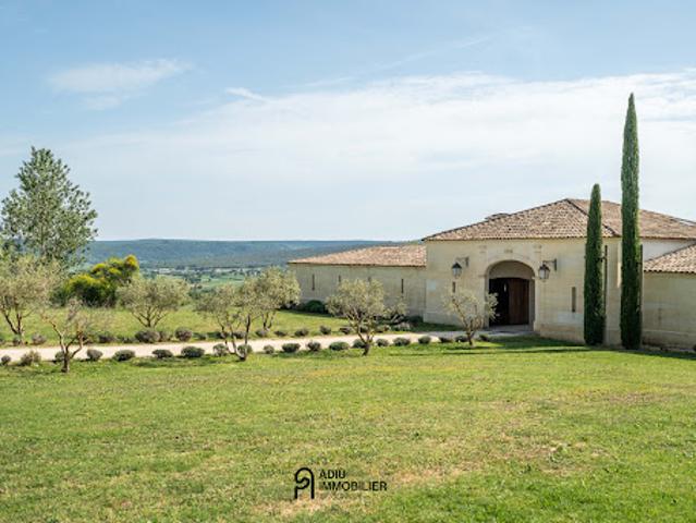 Propriété avec piscine et jardin