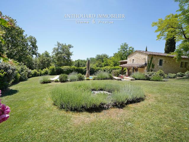 Propriété avec piscine et jardin