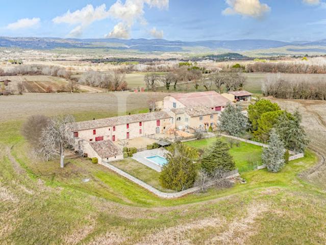 Propriété avec piscine et jardin