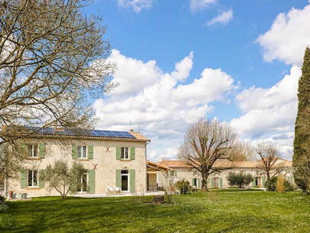 Propriété avec piscine et jardin