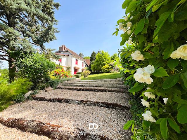 Propriété avec piscine et jardin