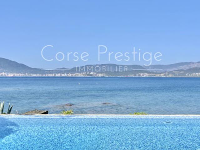 Propriété avec piscine et jardin