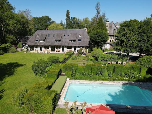 Propriété avec piscine et jardin