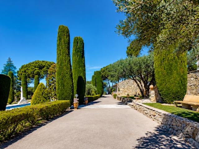 Propriété avec piscine et jardin