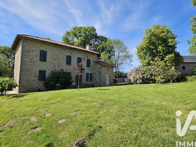 Propriété avec piscine et jardin